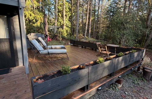 Roberts Creek Cabin | Tiny Home Glamping with Wood Burning Fireplace and Sauna in Roberts Creek