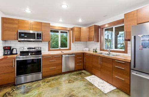 Tofino House | Tofino House-Close to town, Sauna, Rainforest!