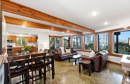Tofino House | Tofino House-Close to town, Sauna, Rainforest!