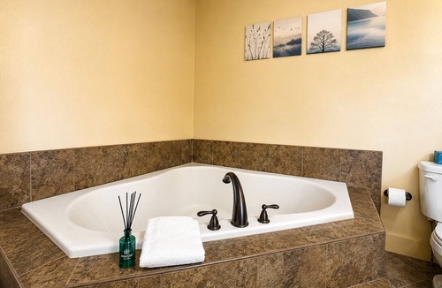 East Kootenay Apartment | Top Floor 2 Bedroom Copper Horn Condo