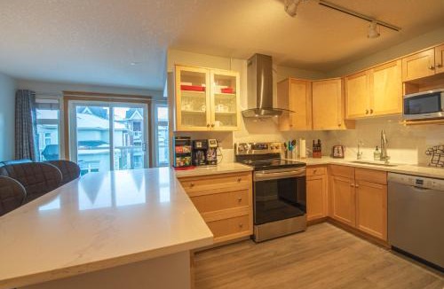 Canmore Apartment | Top Floor Condo - 2BR & AC with Mountain Views