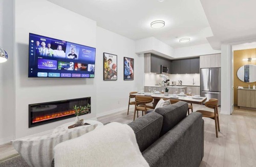 Toronto Entertainment District Apartment | Toronto Boutique 4BR 3.5 Bath Stay for 10