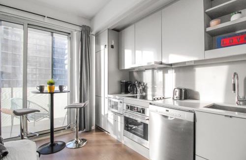Downtown Toronto Apartment | Toronto Luxe Suite - Steps to CN Tower, Rogers Centre & Harbourfront - Walk score 10