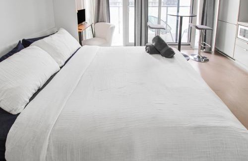 Downtown Toronto Apartment | Toronto Luxe Suite - Steps to CN Tower, Rogers Centre & Harbourfront - Walk score 10