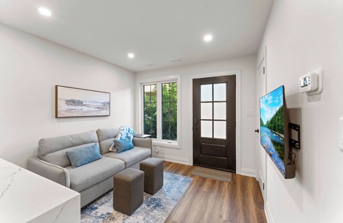 Mimico House | Toronto Tiny House Close to Downtown, Rogers Centre, RBC Amphitheatre, Go Train