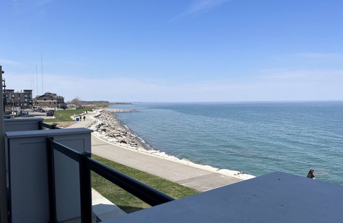Grimsby House | Tourists Dream Waterfront Location! Half way between Niagara Falls and Toronto,!