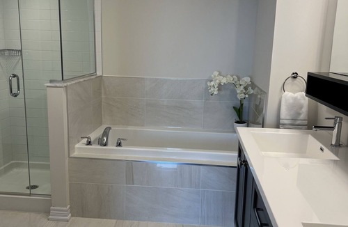 Grimsby House | Tourists Dream Waterfront Location! Half way between Niagara Falls and Toronto,!