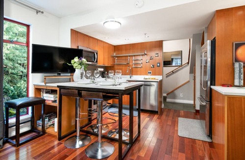 Whistler Creekside Condo | Townhome+parking walk 6 Minutes to Gondola & Shops