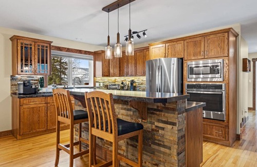 East Kootenay House | Tranquil Pines | Hot Tub | Fire Pit | Playground