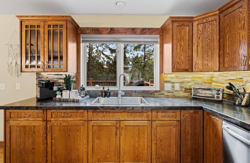 East Kootenay House | Tranquil Pines | Hot Tub | Fire Pit | Playground