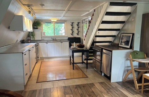 Selwyn Cottage | 🛶Tranquil Relax & Quiet Lakefront- An escape with all the amenities🎣