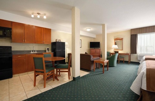 Strathmore Hotel | Travelodge by Wyndham Strathmore