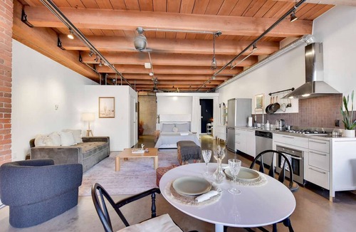 Downtown Eastside Apartment | Trendy Open Concept Loft in Historic Gastown