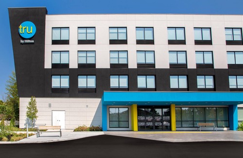 Leeds and the Thousand Islands Hotel | Tru By Hilton Gananoque, On
