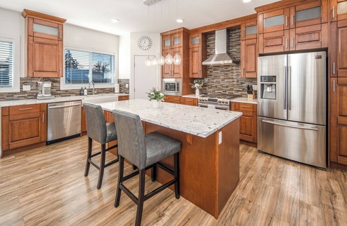 Southwest Calgary House | *Unbeatable location* | luxury retreat|Garage | AC