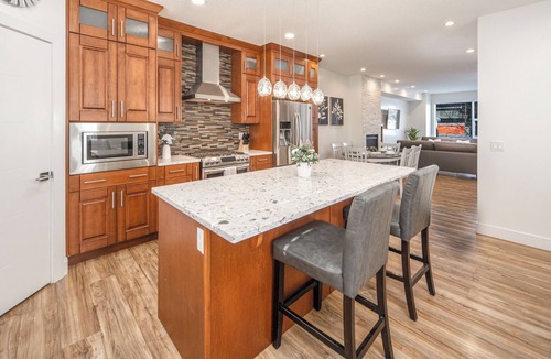 Southwest Calgary House | *Unbeatable location* | luxury retreat|Garage | AC