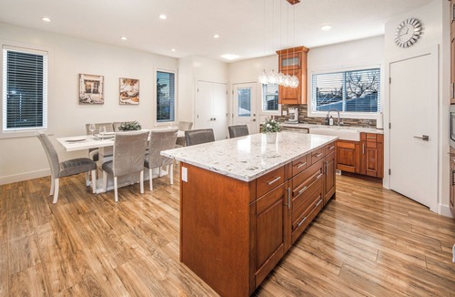 Southwest Calgary House | *Unbeatable location* | luxury retreat|Garage | AC