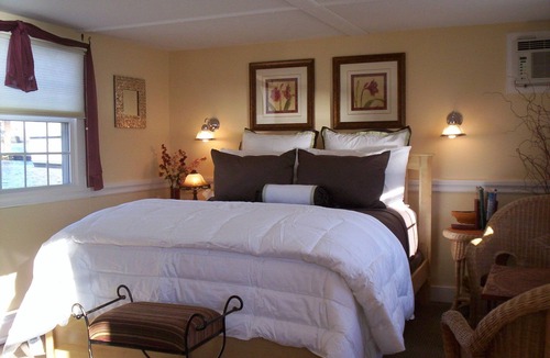Thompson Square - Bunker Hill Boat Rental | Unique Boston Harbor Houseboat Suite 2 - Experience near the Freedom Trail -AC
