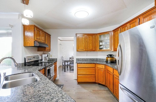 Fleetwood House | Unique family home in prestigious neighborhood nearby hwy,malls, shops etc