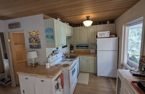 Gravenhurst Cottage | Updated Tranquil Waterfront Cottage in Muskoka | Fast WiFi | Sleeps 8
