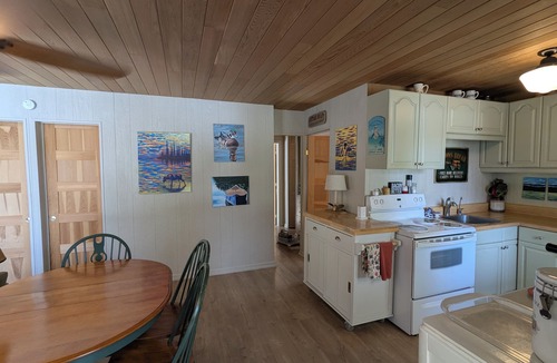 Gravenhurst Cottage | Updated Tranquil Waterfront Cottage in Muskoka | Fast WiFi | Sleeps 8