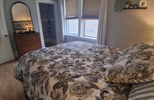 London Bed & Breakfast | Upper Floor of Restored Victorian Home - Family & Pet Friendly, Private Entrance