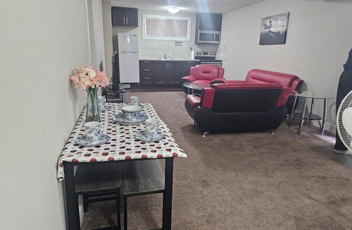 Evanston Apartment | Upscale 2 Bedroom Suite close to several shopping centers including Cross Iron