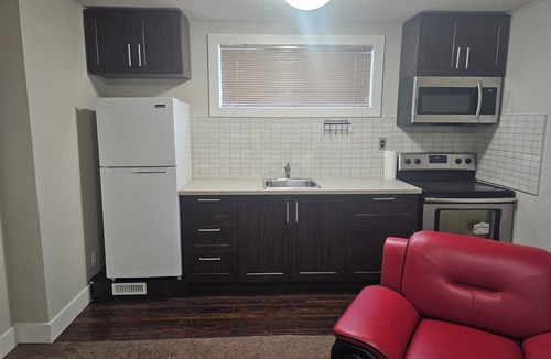 Evanston Apartment | Upscale 2 Bedroom Suite close to several shopping centers including Cross Iron