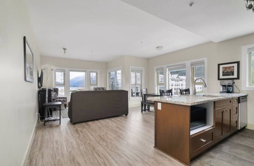 Harrison Hot Springs Apartment | Upscale 2BR Overlooking Lake View Escape