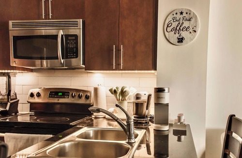 Mount Pleasant West Condo | Upscale Toronto Condo | Monthly Stay