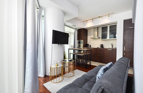 Central Waterfront Apartment | Urban 1BR Escape with Queen Bed in Prime Toronto Location