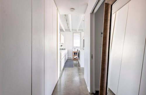 Chinatown Apartment | Urban 1BR with AC, Rogers Arena, Parking, Chinatown