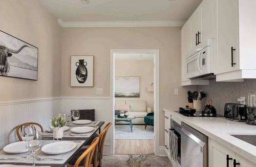 Leslieville Hotel | Urban Suite with Patio and BBQ Near Queen Street