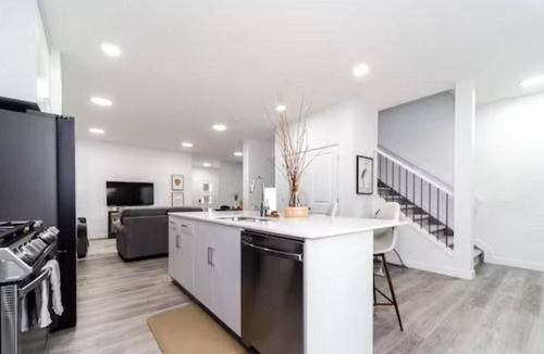 Southwest Edmonton House | Urban Utopia - Hot Tub - Barrel Sauna - BBQ - Firetable - AC