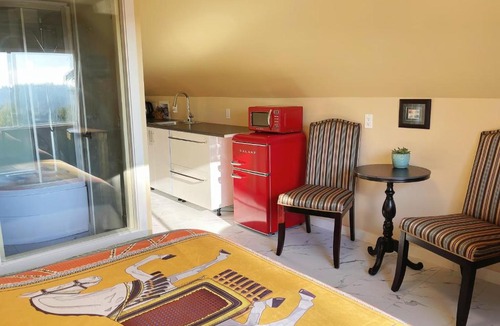 Saanich East House | UVIC Ocean View Private Guesthouse