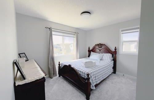 Northeast Edmonton House | Vacation rental home -1min to highway
