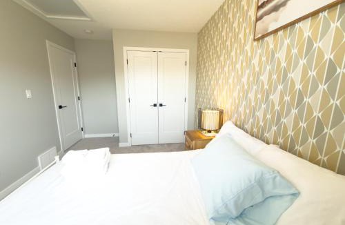 Northeast Edmonton House | Vacation rental home -1min to highway