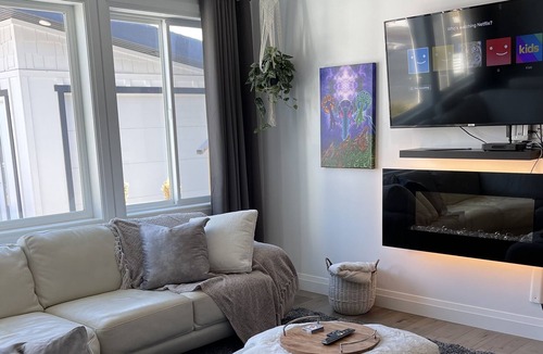 Central Okanagan House | Valleyview 2 Bedroom with Hot Tub and Games Room