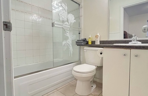 Hastings House | Vancouver cozy bachelor close to DT,PNE