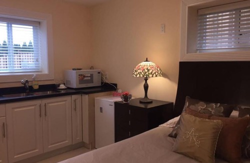 Renfrew-Collingwood House | Vancouver East 22nd Family Suite