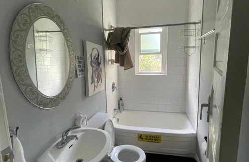Downtown Eastside House | Vancouver east downtown queen bed room share bathroom