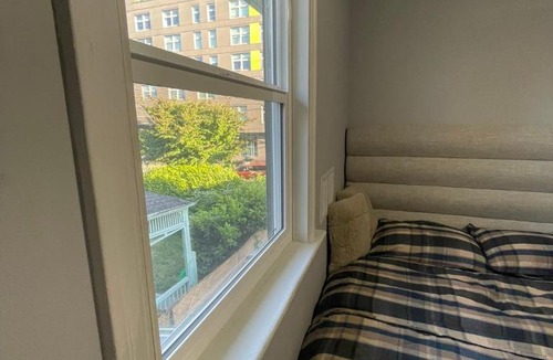 Downtown Eastside House | Vancouver east downtown queen bed room share bathroom