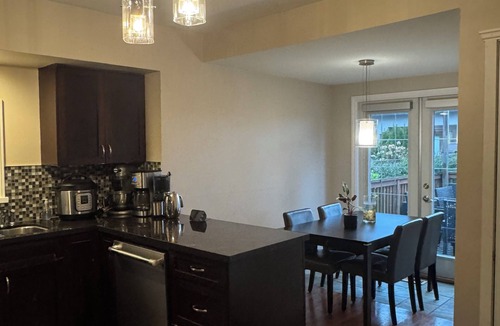 Hastings House | Vancouver View Home w/Hot Tub Near Downtown
