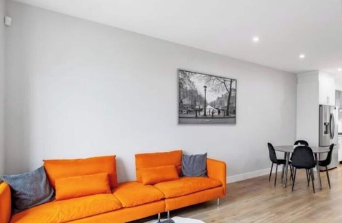 Surrey House | Vibrant South Surrey
