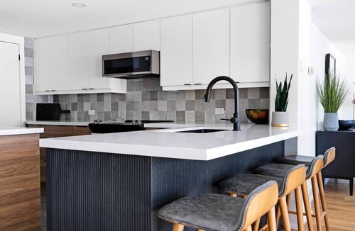The Blue Mountains House | View to Blue | Modern Escape Walk to Village