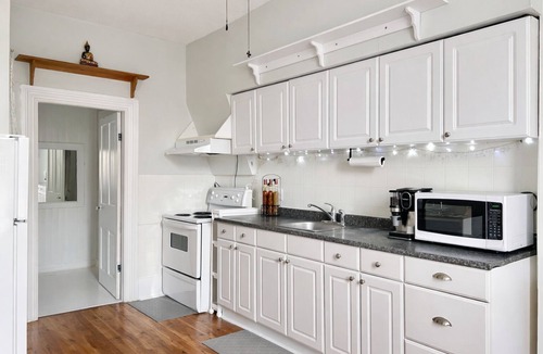 Merrickville Apartment | Village Heritage Suite with Full Kitchen & King Bed