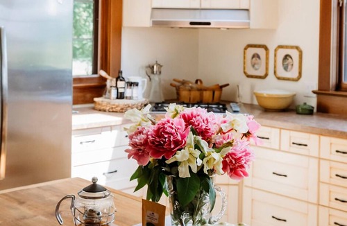 Waterford Other | Vintage Farmhouse with Hot Tub on Vineyard