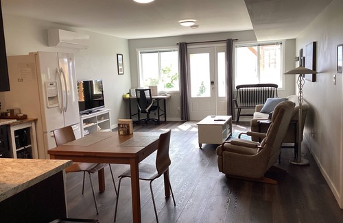 Okanagan-Similkameen Apartment | Vista Naramata Guest Suite with air conditioning.