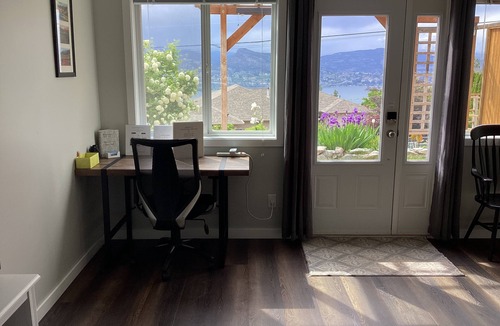 Okanagan-Similkameen Apartment | Vista Naramata Guest Suite with air conditioning.