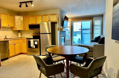Canmore Apartment | W400 Top Floor Canmore Stay- A/C, Free Parking, Gym, Mtn view, Central, 2BR, 2BT
